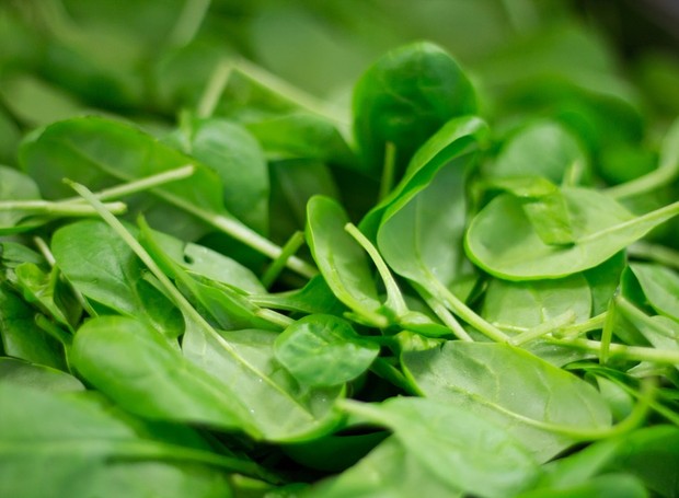 Vegetais de folhas verdes, como espinafre e couve, são fontes de filoquinona, composto da vitamina K (Foto: Pixabay/ThiloBecker/CreativeCommons)