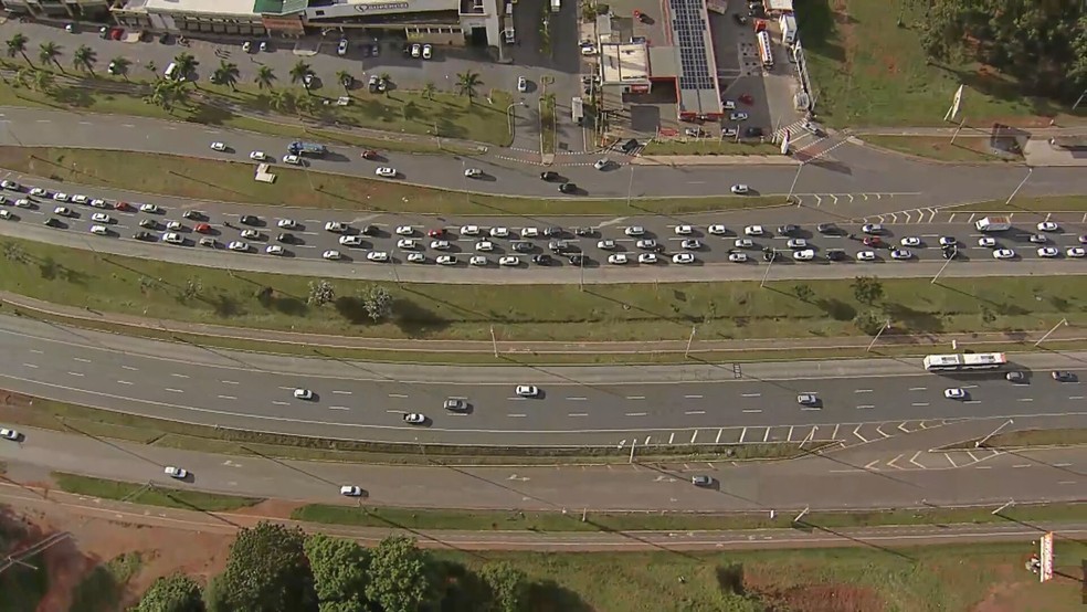 EPTG, no DF, tem congestionamento nesta quarta-feira (3) — Foto: TV Globo/Reprodução