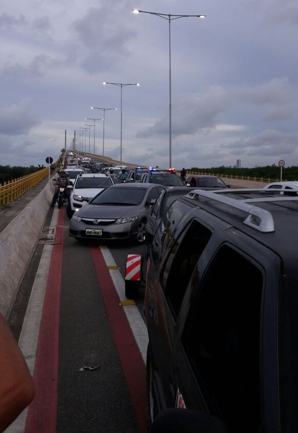 Ponte Newton Navarro foi interditada nos dois sentidos (Foto: DivulgaÃ§Ã£o/PM)