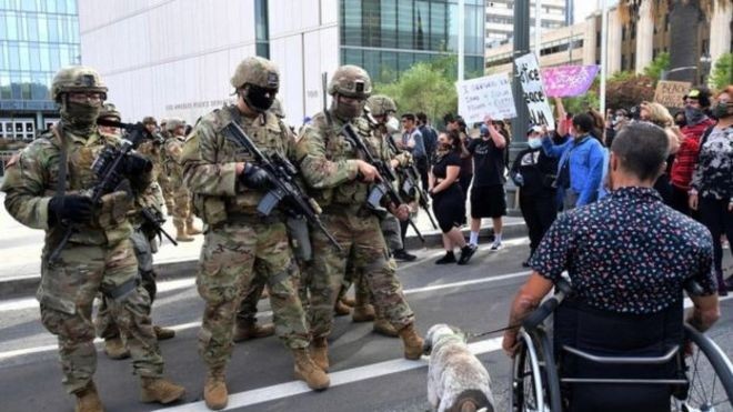Governo de Donald Trump enviou Guarda Nacional às ruas para enfrentar protestos (Foto: AFP via BBC News)