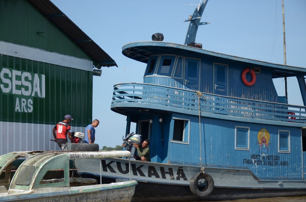Colaboradores da Funai equipam barco para a ação desta quinta-feira (7) na Terra Indígena do Vale do Javari — Foto: Cleuber Amaro/Funai