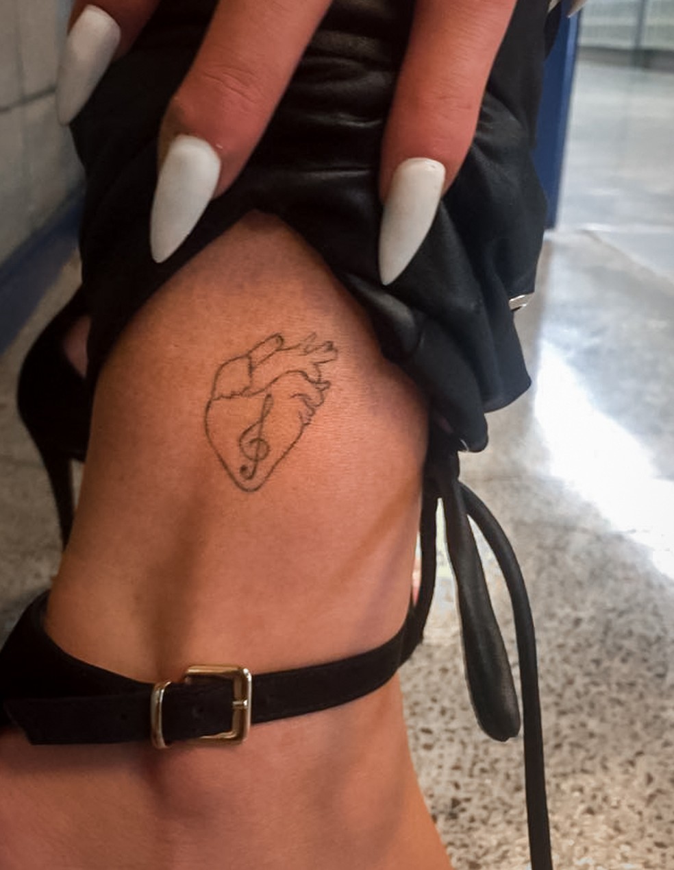 Atriz loira tatuagem costelas novela Luisa Sonza Explica Os Significados Das Cinco Tatuagens Espalhadas Pelo Corpo Representam Forca E Musica Famosos Gshow