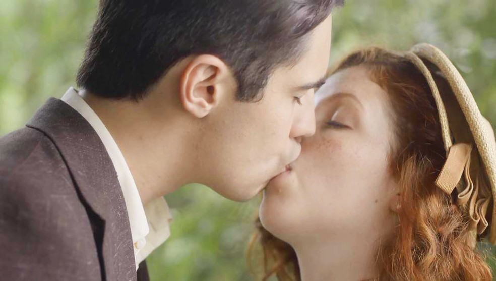 Carlos (Danilo Mesquita) e Mabel (Carla Nunes) se beijam  — Foto: Globo