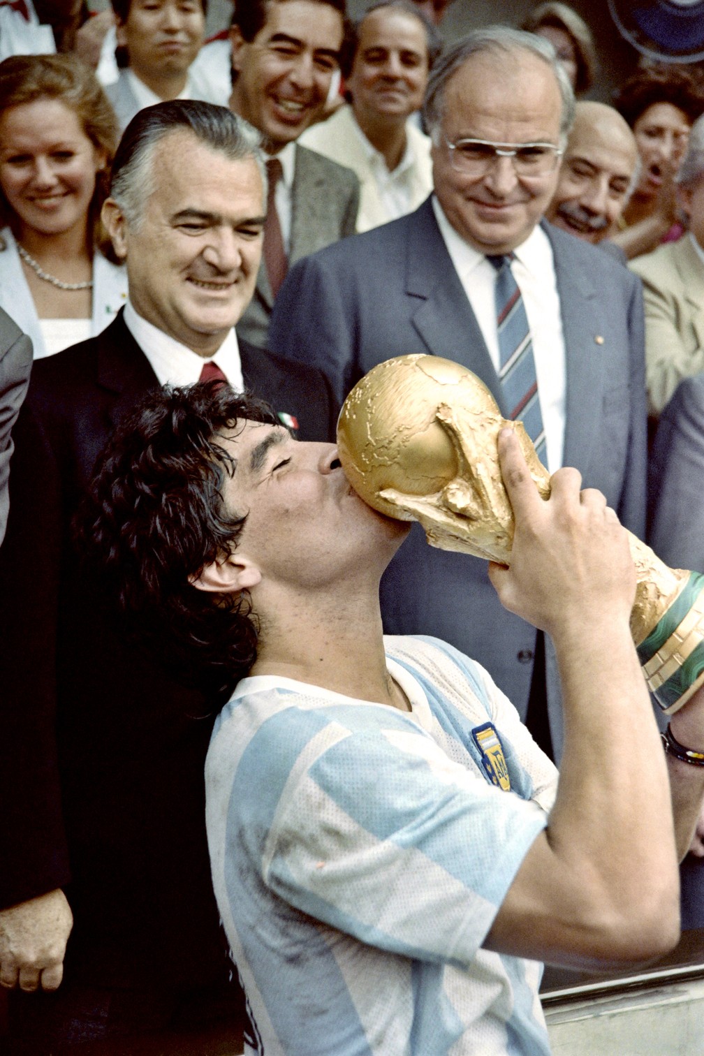Maradona beija a taça da Copa do Mundo após a vitória da Argentina sobre a Alemanha Ocidental, em 1986, no México — Foto: AFP