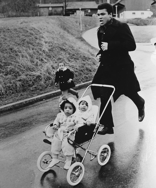 Muhammad Ali corre com suas filhas gêmeas (Foto: Central Press/Stringer)