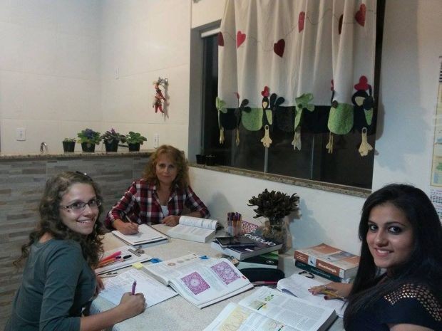 Família Unespiana se reúne durante a noite para estudar (Foto: Giovanna Rocha/Arquivo Pessoal) Família Unespiana se reúne durante a noite para estudar (Foto: Giovanna Rocha/Arquivo Pessoal)