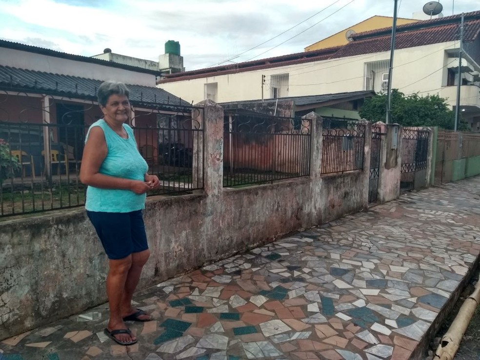 Auricélia Castro de Lima mora há 40 anos na Rua Cel. Alexandrino (Foto: Luan Cesar/G1)