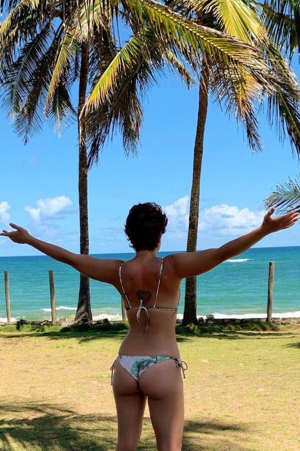 Sextou Leandra Leal curte o verão na Bahia de biquíni Vogue gente