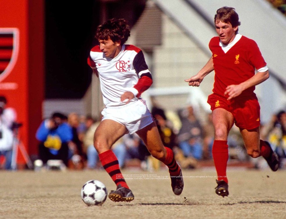Zico em ação contra o Liverpool pelo Flamengo, em dezembro de 81 — Foto: Masahide Tomikoshi/TOMIKOSHI PHOTOGRAPHY