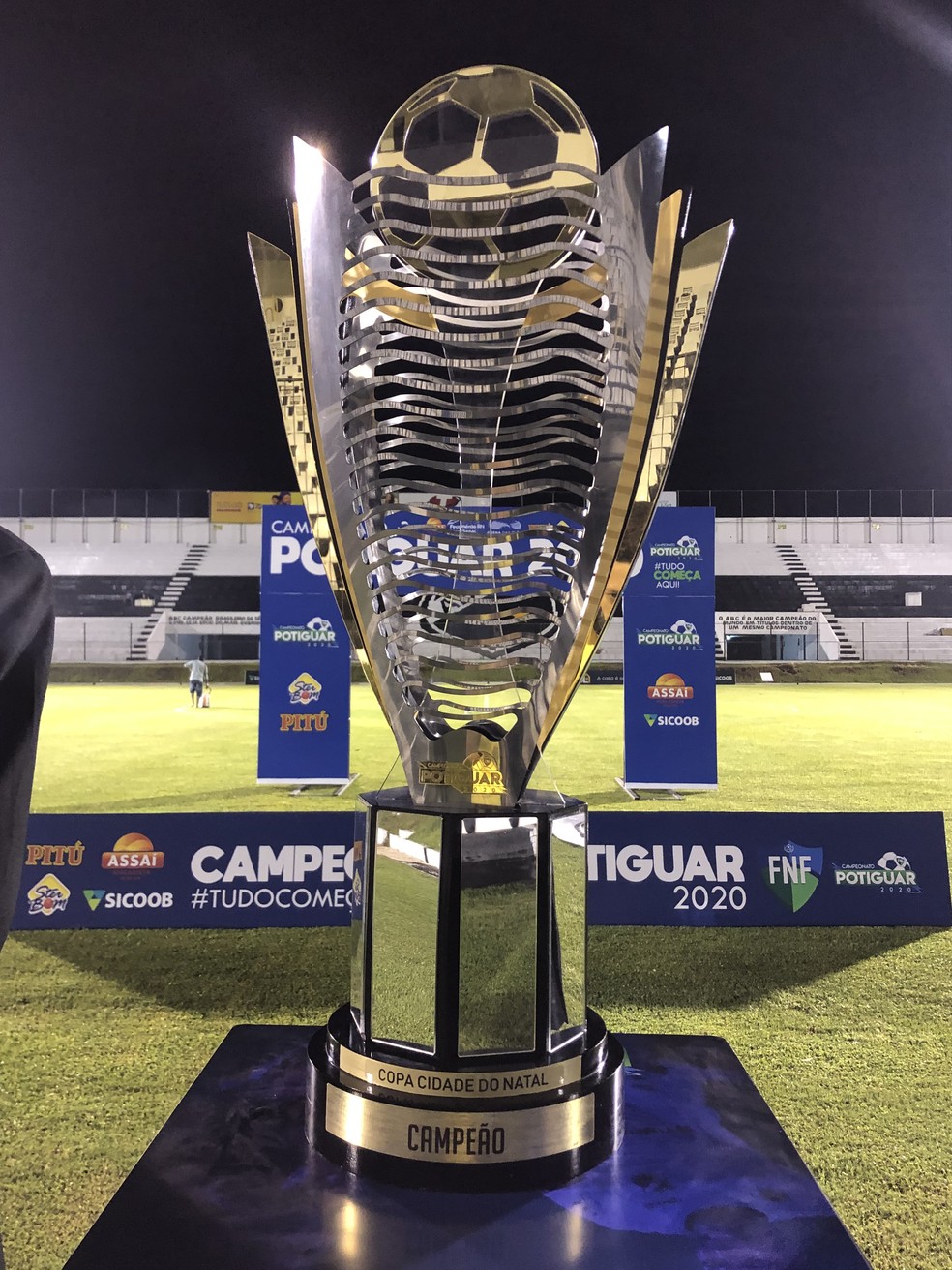 Troféu do primeiro turno do Campeonato Potiguar — Foto: Augusto César Gomes/GloboEsporte.com