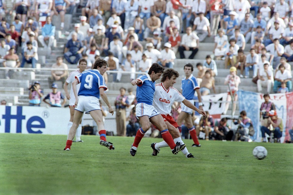 O ex-jogador de futebol canadense Paul James em ação pela seleção canadense contra a França na Copa do Mundo de 1986 — Foto: Getty Images