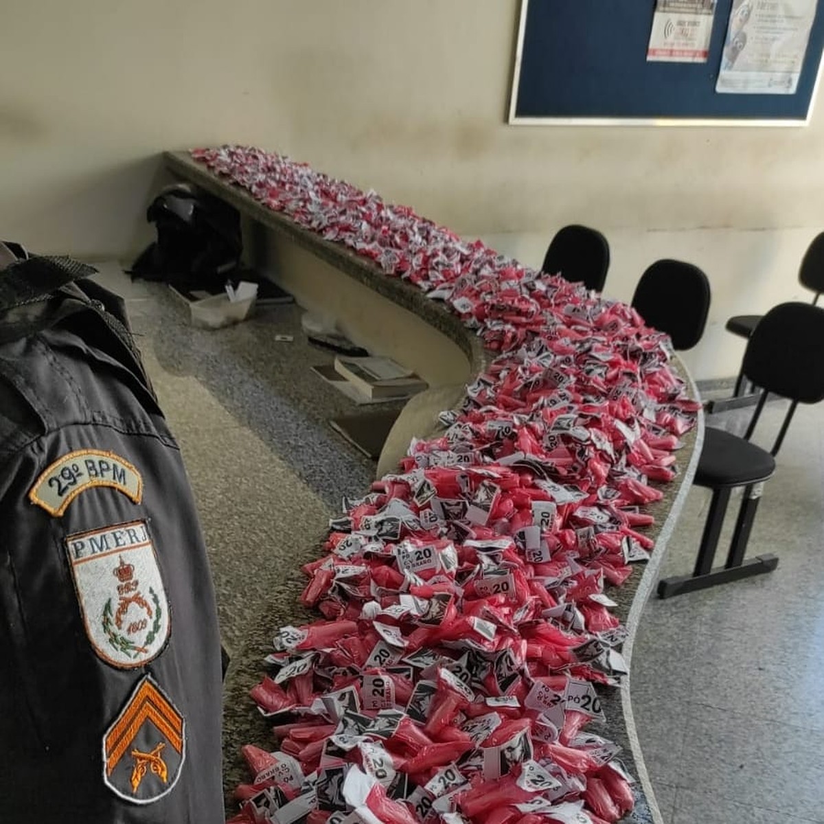 PM apreende 1.250 pinos de cocaína em comunidade de Itaperuna, no RJ