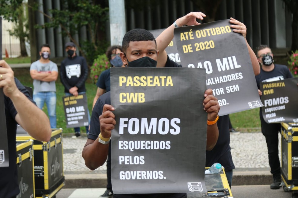 Manifestantes, em Curitiba, dizem que foram esquecidos pelos governos — Foto: Franklin de Freitas/Divulgação
