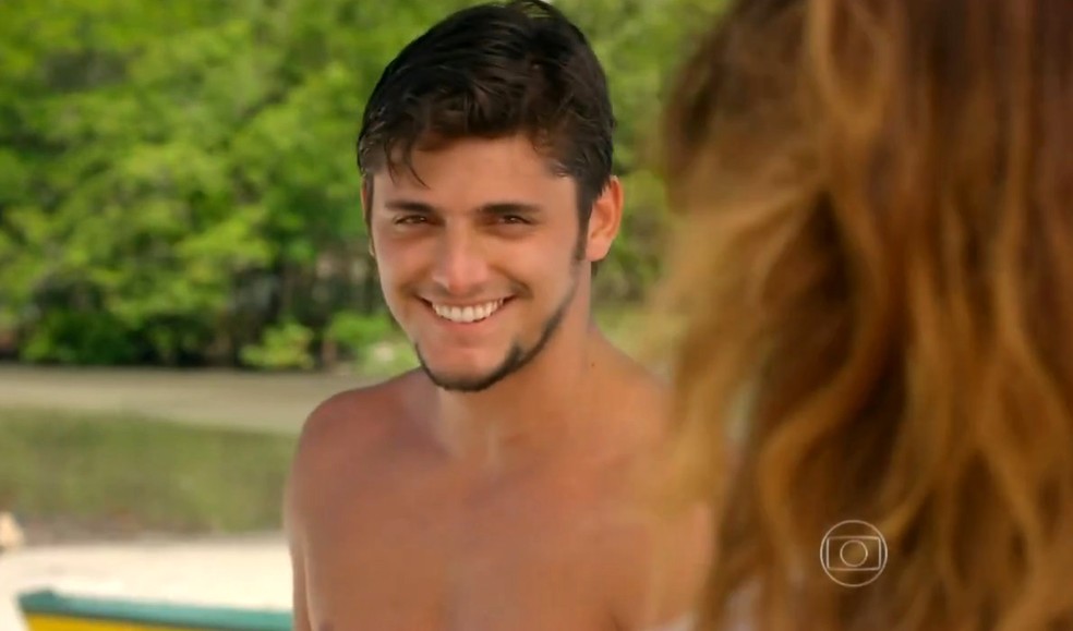 Juliano (Bruno Gissoni) não esconde seu interesse por Natália (Daniela Escobar) - 'Flor do Caribe' — Foto: Globo