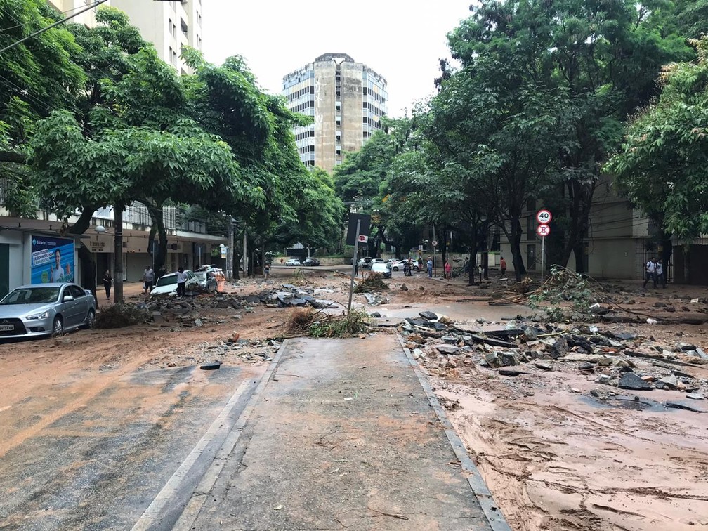 Chuva em MG 8h: Avenida Prudente de Morais, na Região Centro-Sul de BH, é destruída pela chuva — Foto: Marcelo Lajes/TV Globo