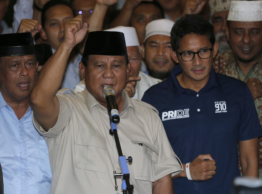 Oposicionista Prabowo Subianto também declarou vitória, mas resultado só deve ser divulgado em 22 de maio — Foto: Tatan Syuflana/AP