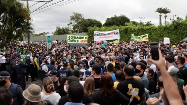 bbc Em Brasília, pessoas fizeram protestos contra lockdown anunciado no final de fevereiro (Foto: REUTERS/UESLEI MARCELINO/Via BBC News Brasil)