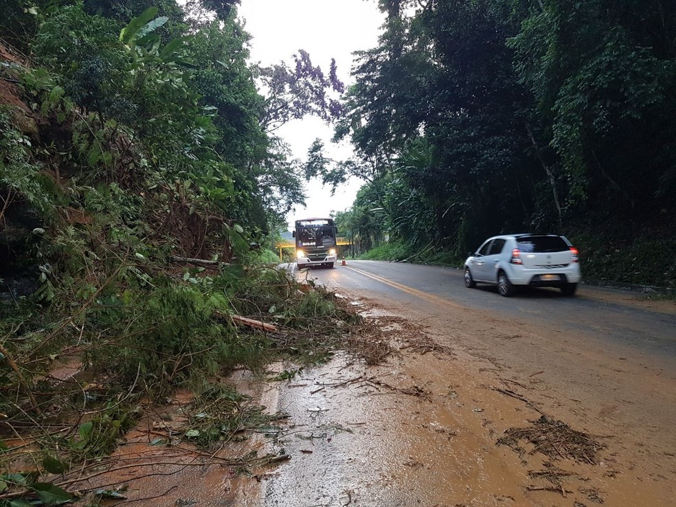Deslizamento de terra afeta o trânsito na BR-101, em Angra dos Reis (Foto: Rachel Lemos/TV Rio Sul)