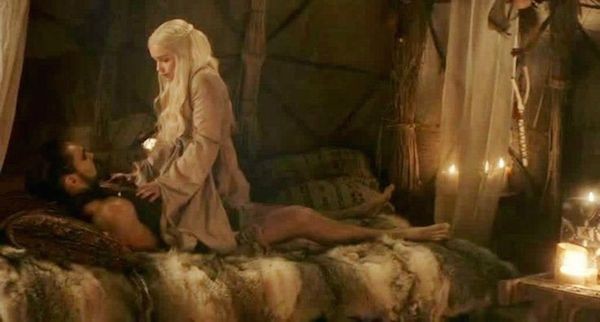 A atriz Emilia Clarke em cena de Game of Thrones (Foto: Divulgação)