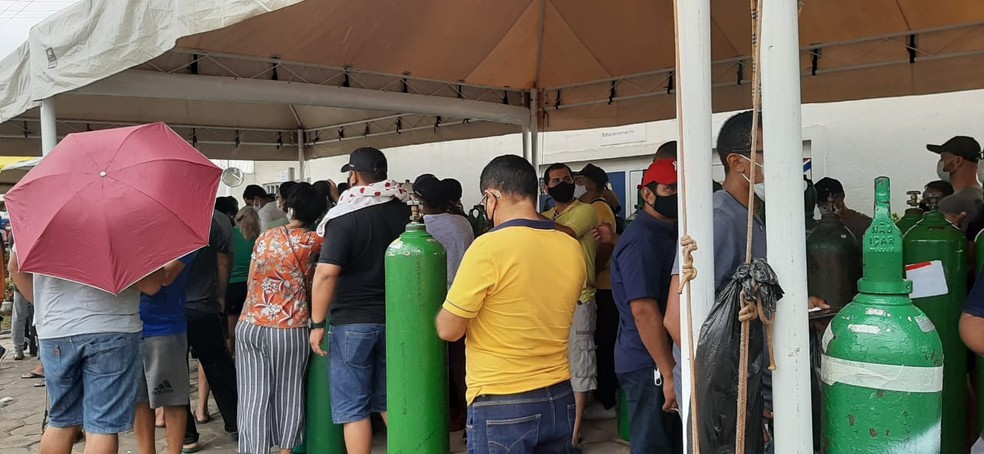 População madruga em fila de empresa de gases para reabastecer cilindros de oxigênio em Manaus  — Foto: Eliana Nascimento/G1 AM 