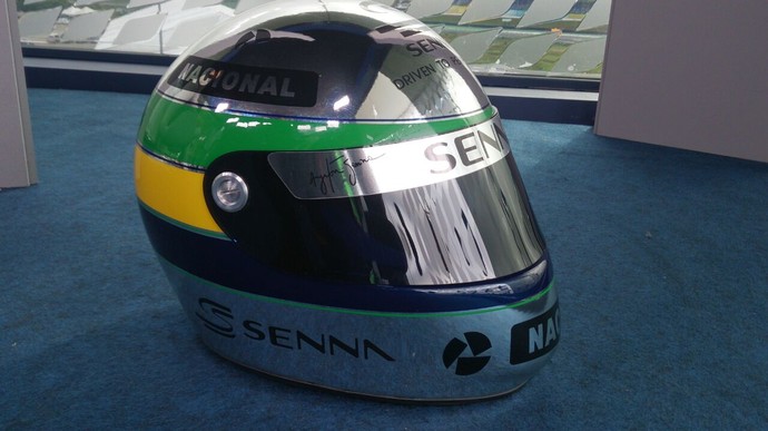 Capacete especial em homenagem a Ayrton Senna que Lewis Hamilton recebeu (Foto: Felipe Siqueira)