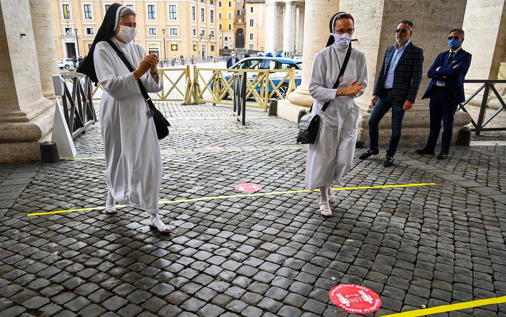Visitantes têm que manter distância de dois metros uns dos outros — Foto: Vincenzo Pinto / AFP Photo