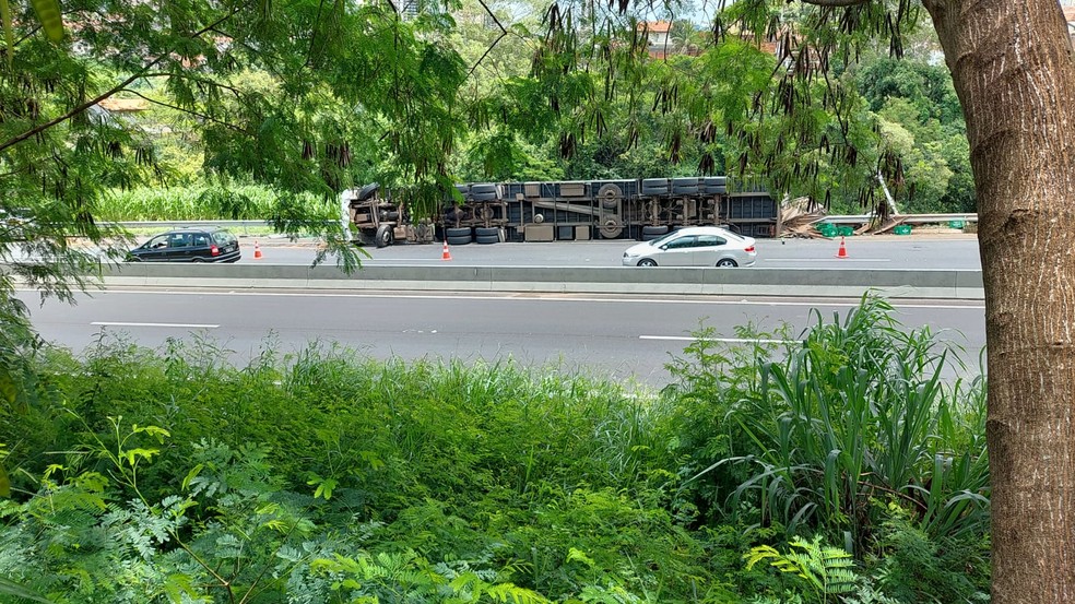 Caminhão tomba e espalha carga de caixas de cerveja no acostamento de rodovia em Marília — Foto: Gilmar Santos/TV TEM