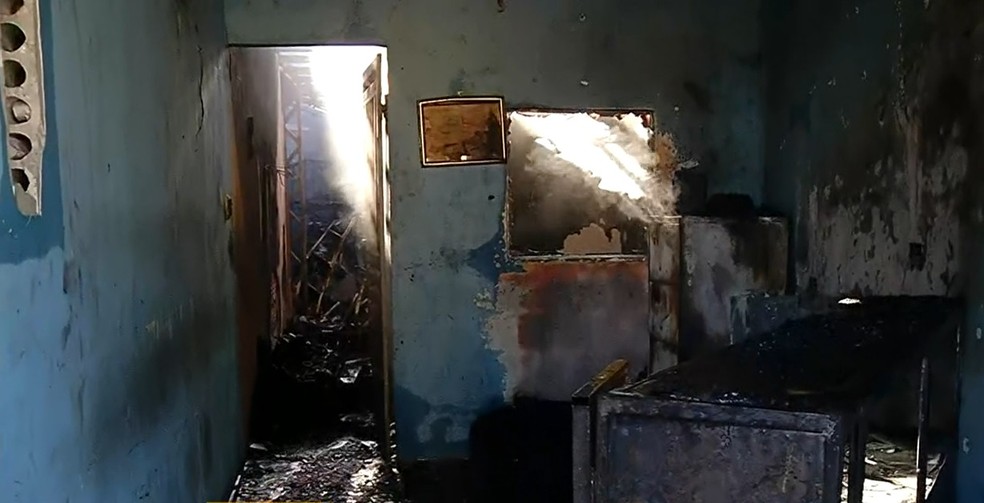 Garagem desativada ficou destruída após incêndio que deixou dois mortos em Juazeiro do Norte. — Foto: Reprodução