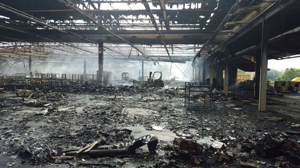 Galpão do centro de triagem ficou destruído após o incêndio (Foto: Arquivo pessoal)