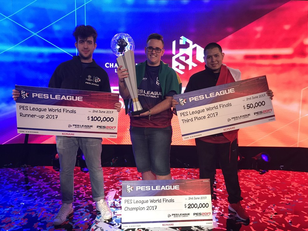 GuiFera recebe premiaÃ§Ã£o pelo tÃ­tulo da PES Leaguel (Foto: DivulgaÃ§Ã£o)