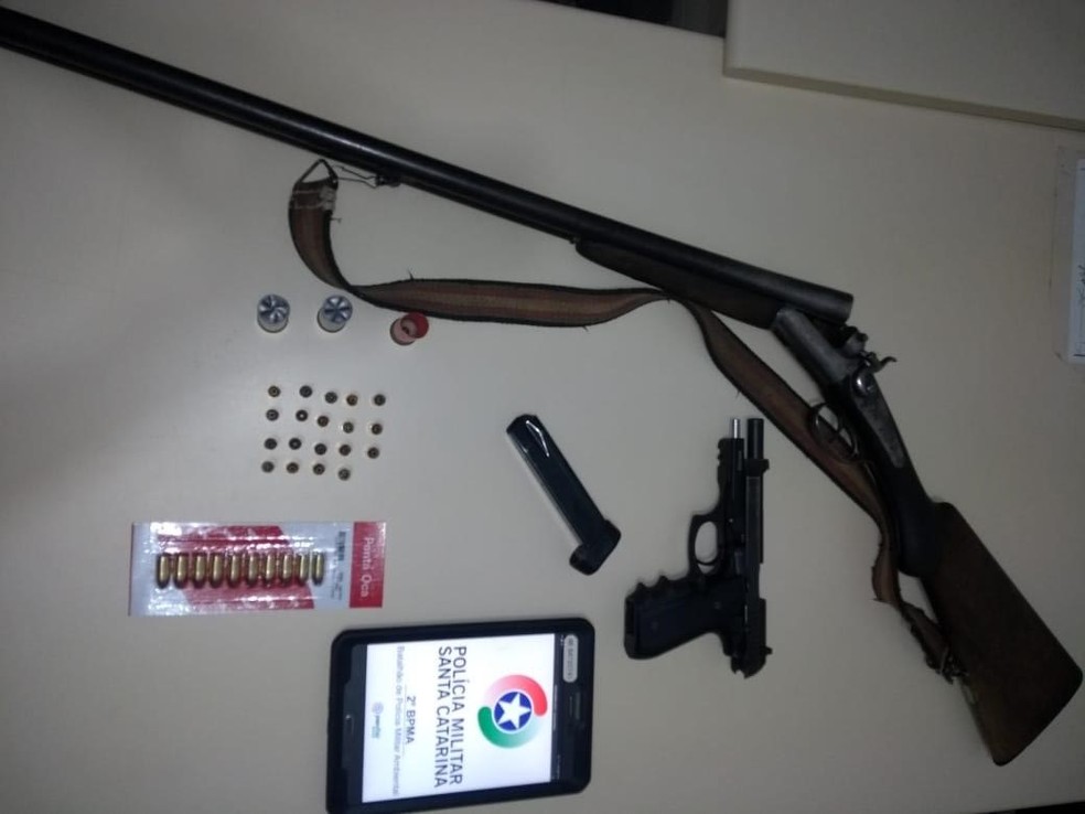 Armas e munições foram apreendidas na casa do suspeito (Foto: PM Ambiental/Divulgação)