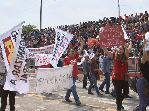 G1 - Grupo protesta na região de Bauru e Marília contra a