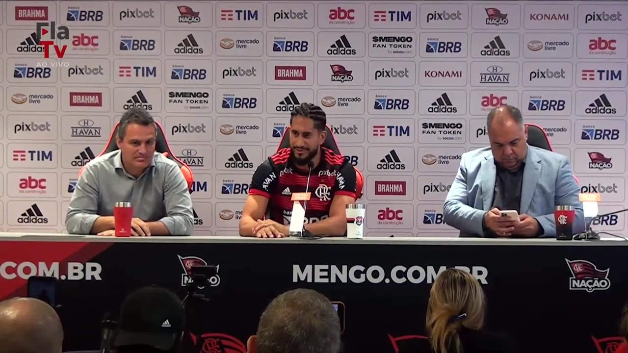 Pablo brinca quando perguntado qual a diferença dos tempos de Corinthians: 'A barba'