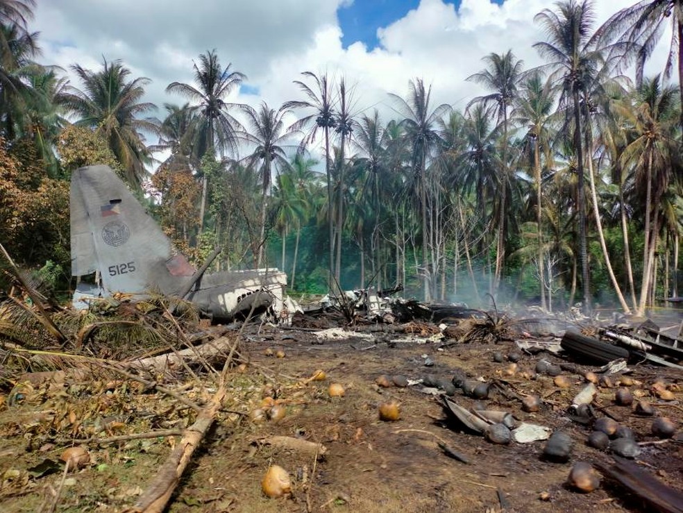 Local onde avião militar caiu nas Filipinas neste domingo (4) — Foto: Joint Task Force Sulu/Handout via REUTERS