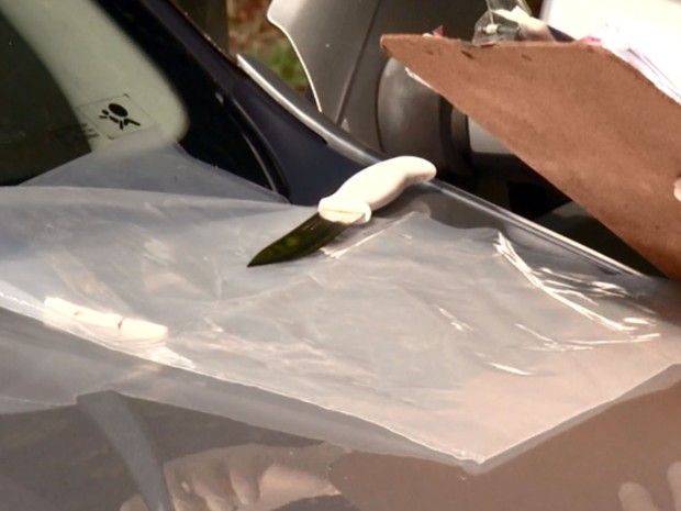 Faca encontrada dentro do carro de casal morto nesta sexta-feira em Americana  (Foto: Reprodução EPTV)