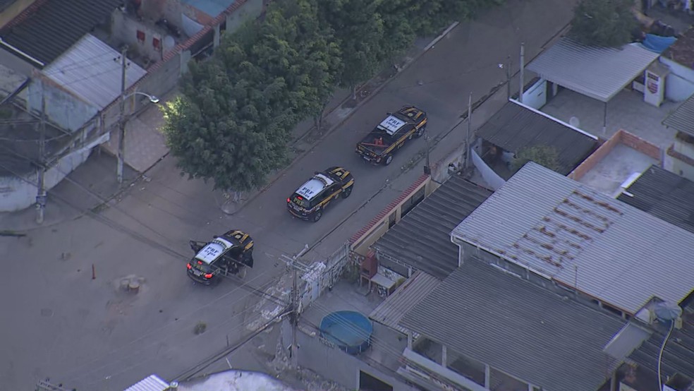 Carros da PRF na Vila Kennedy — Foto: TV Globo