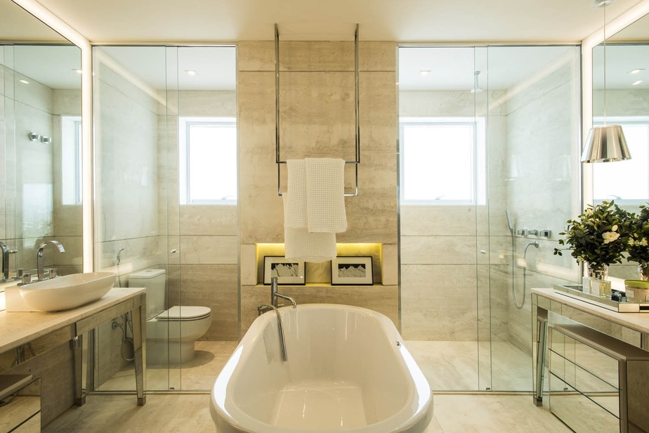 Cara de spa. Projeto do Studio YOO transformou dois banheiros em um maior