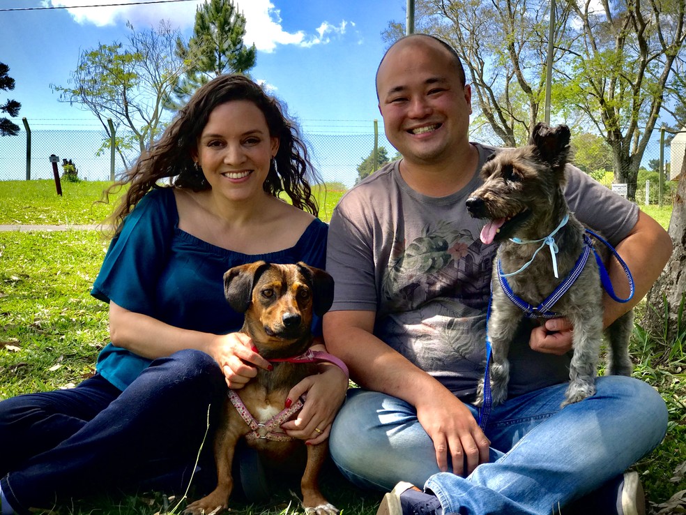 Juliana e Rubens adotaram Chewie e Jujubinha — Foto: Wesley Bischoff/G1 PR