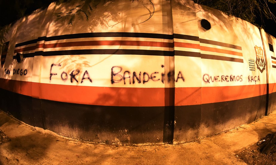 ApÃ³s tropeÃ§o, muros da GÃ¡vea sÃ£o pichados; Bandeira, Diego e ArÃ£o sÃ£o alvos