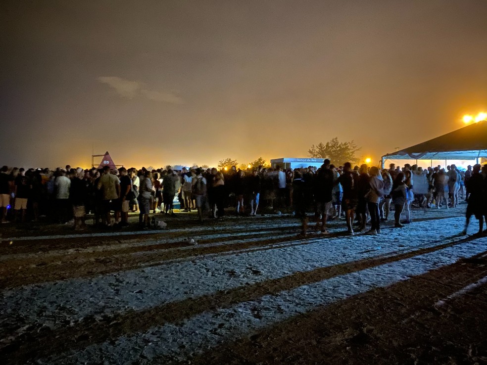 Jovens se reuniram na faixa de areia no Litoral Norte  — Foto: Matheus Felipe / RBS TV 