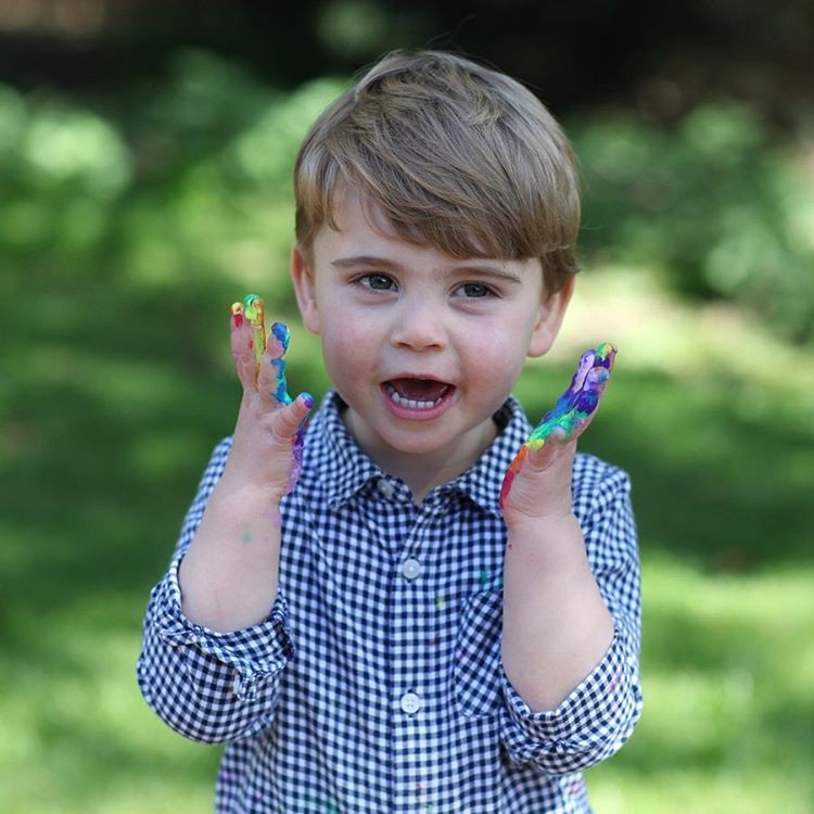 Príncipe Louis pinta as mãos com um arco-íris para celebrar os dois anos de idade (Foto: Reprodução/Instagram)