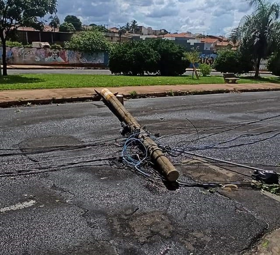 Poste foi derrubado em Fernandópolis  — Foto: Arquivo Pessoal 