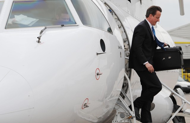 Conservative Party leader David Cameron exits an aeroplane as he arrives in Belfast for a visit to Northern Ireland as part of his election campaign trail.   (Photo by Stefan Rousseau/PA Images via Getty Images) (Foto: PA Images via Getty Images)