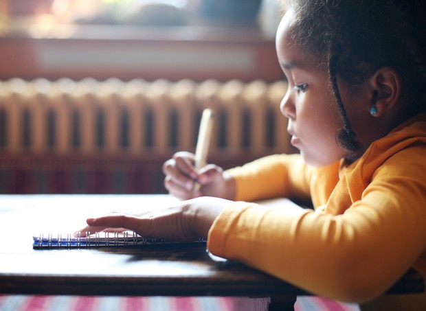 Menina escrevendo na escola (Foto: Thinkstock)