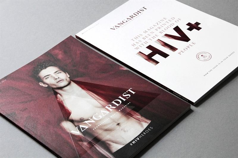 Revista impressa com tinta misturada a sangue com HIV (Foto: Agência EFE)