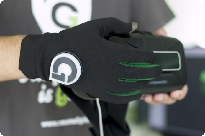 Gloveone te permite sentir objetos de realidade virtual (Foto: Divulgação/Gloveone)
