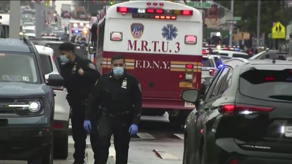 Policiais perto do local de um tiroteio em uma estação de metrô no bairro do Brooklyn, em Nova York, nesta terça-feira (12) — Foto: WABC via AP