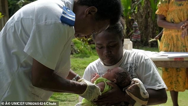 Bebê é o primeiro no mundo a receber  vacina com drone comercial (Foto: reprodução Unicef)