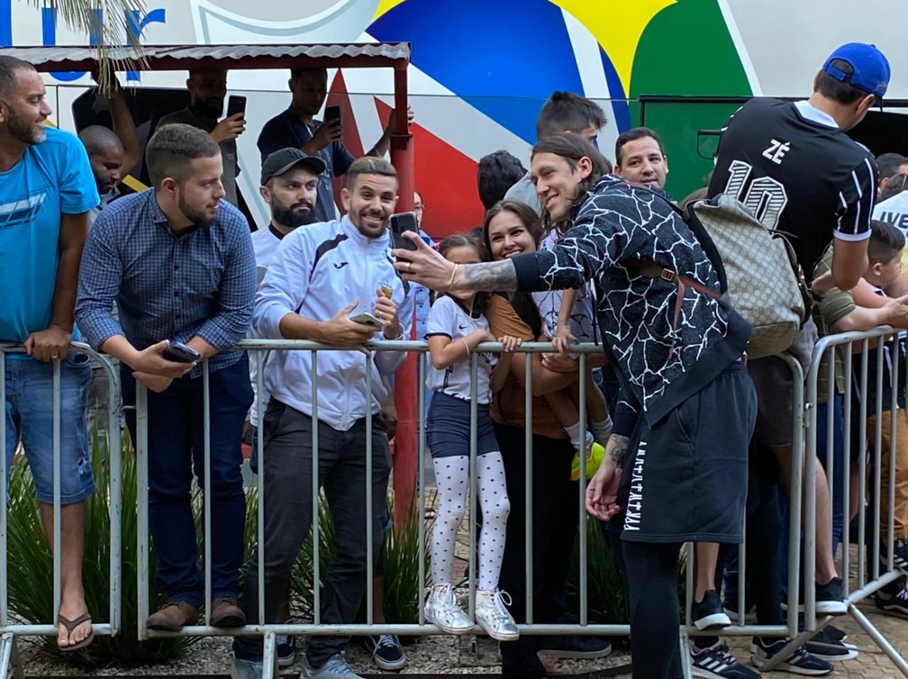 Corinthians é recebido com carinho da torcida em Londrina para estreia na Copa do Brasil