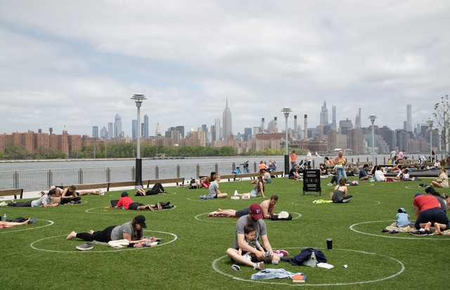 NEW YORK, UNITED STATES - 2020/05/22: People relaxing with in the new social distancing circles at Domino Park in Brooklyn amid the coronavirus pandemic.Governor Cuomo of New York announced earlier this week that the states beaches would open for Labor D (Foto: SOPA Images/LightRocket via Gett)